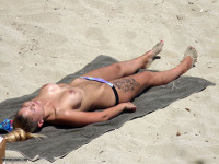 Beach voyeur,  topless girl pic