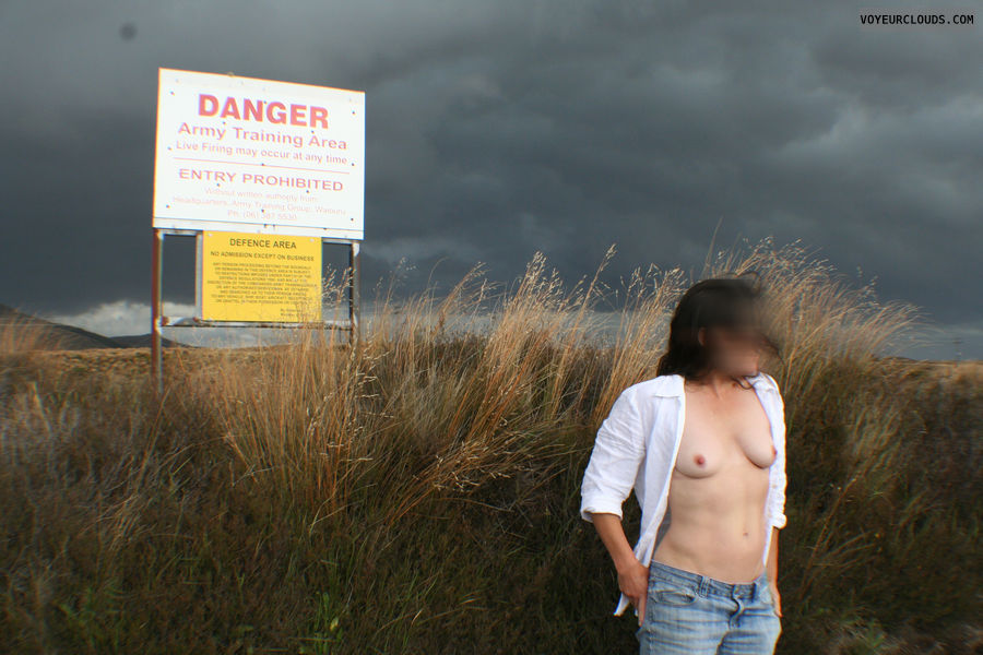 stormy sky, sign fun, outside, tussock, tit flash