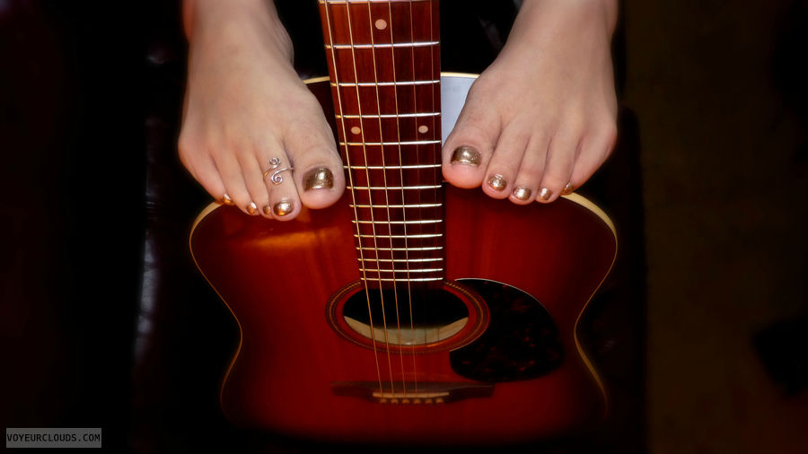 sexy toes, toe ring, guitar