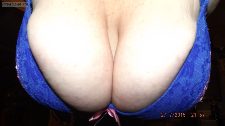 wifes cleavage, cleavage, big tits, milf tits, wife tits
