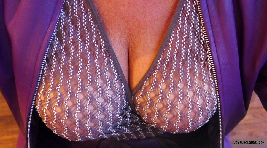 big boobs in public, exhibitionism in the restaurant