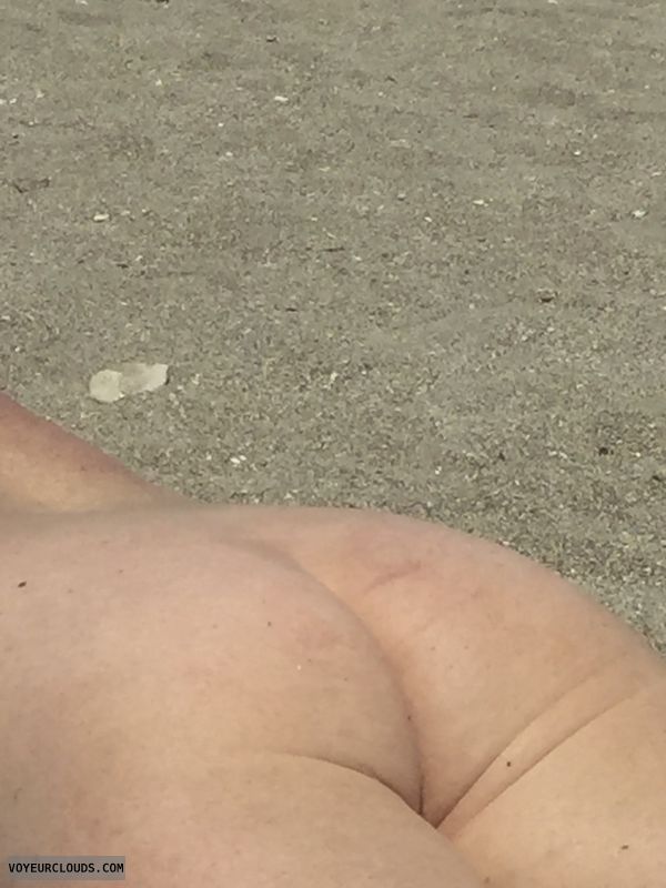 round ass, round butt, naked outdoors, beach, public