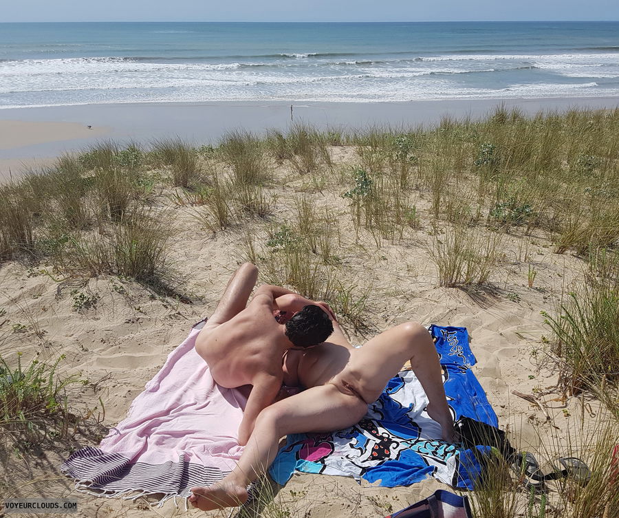 Women at the beach, sex at the beach, open legs