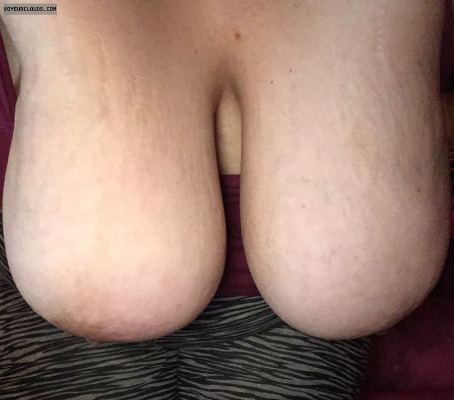 hangers, deep cleavage, big tits, big boobs