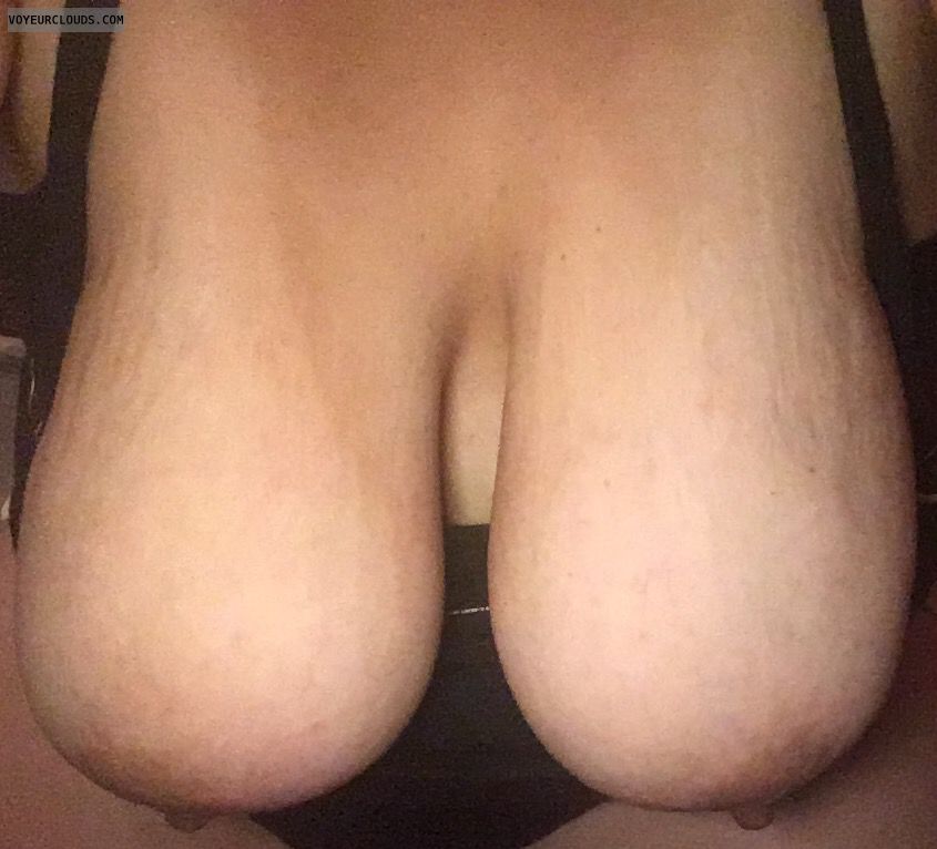 hangers, big tits, big boobs, deep cleavage, braless