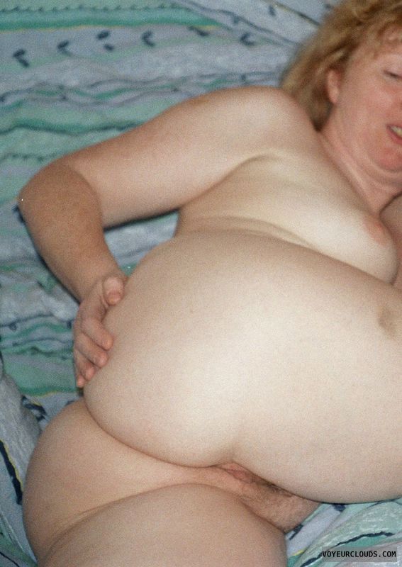 naked wife, round ass, round butt, pussy peek, pussy lips
