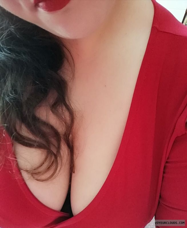 deep cleavage, big tits, big boobs, red lips, red top