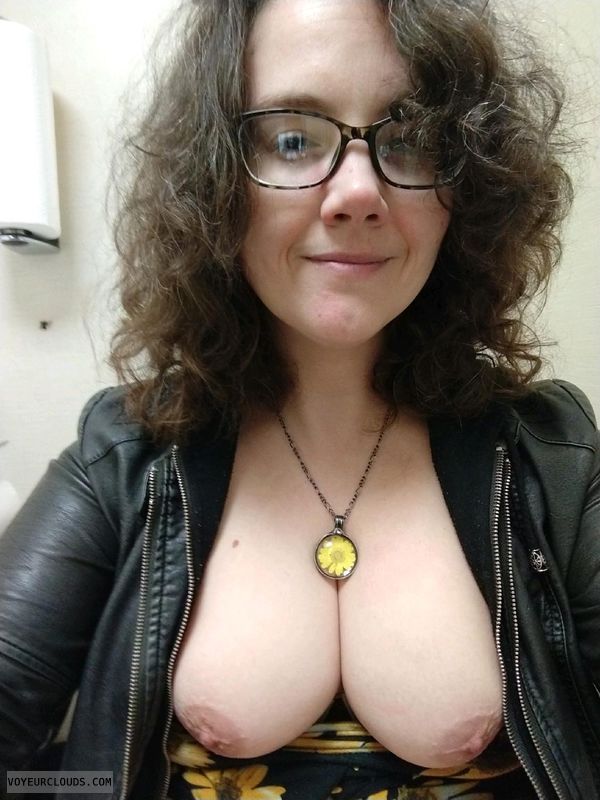 Hot tits for you, loves to show, wants you licks, black leather lookin good